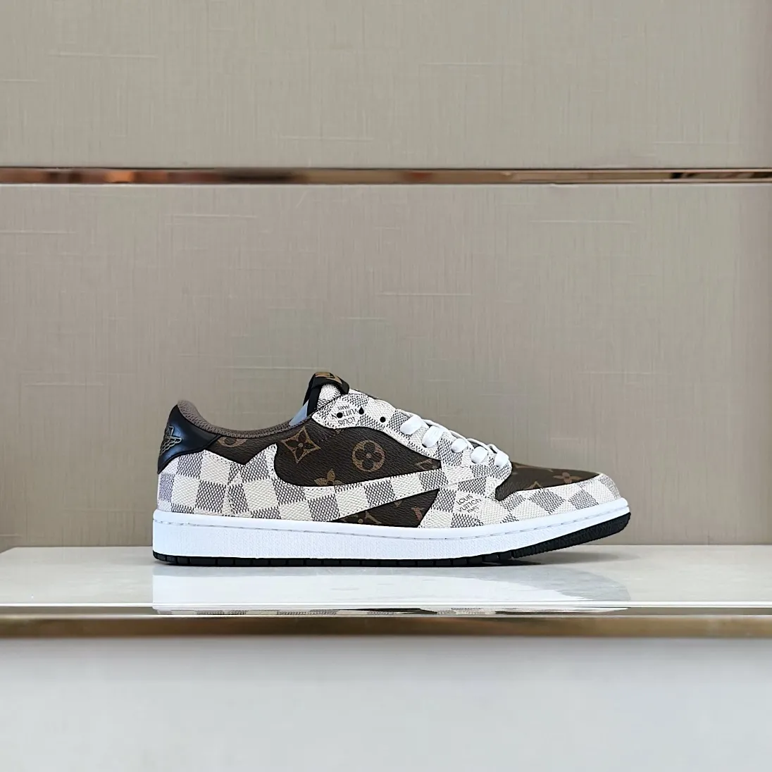 Men's shoes 💰p440 "*OUIS *UITTO* Nike" new original drawer box, co-branded low-top casual sneakers, this sneaker is completely made of denim canvas splicing leather, decorated with Louis Vuitton's iconic monogram and Damierl pattern with natural cowhide piping. The upper of this shoe combines LV’s most classic Monogram and Damier elements, giving it a sense of luxury and recognition! Size: 38-45